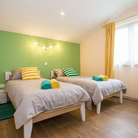 Apartmán Contemporary With Sea Views In Broskvari.