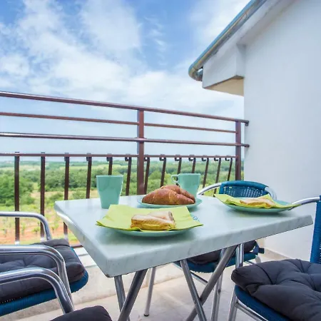 Apartmán Contemporary With Sea Views In Broskvari. Višnjan